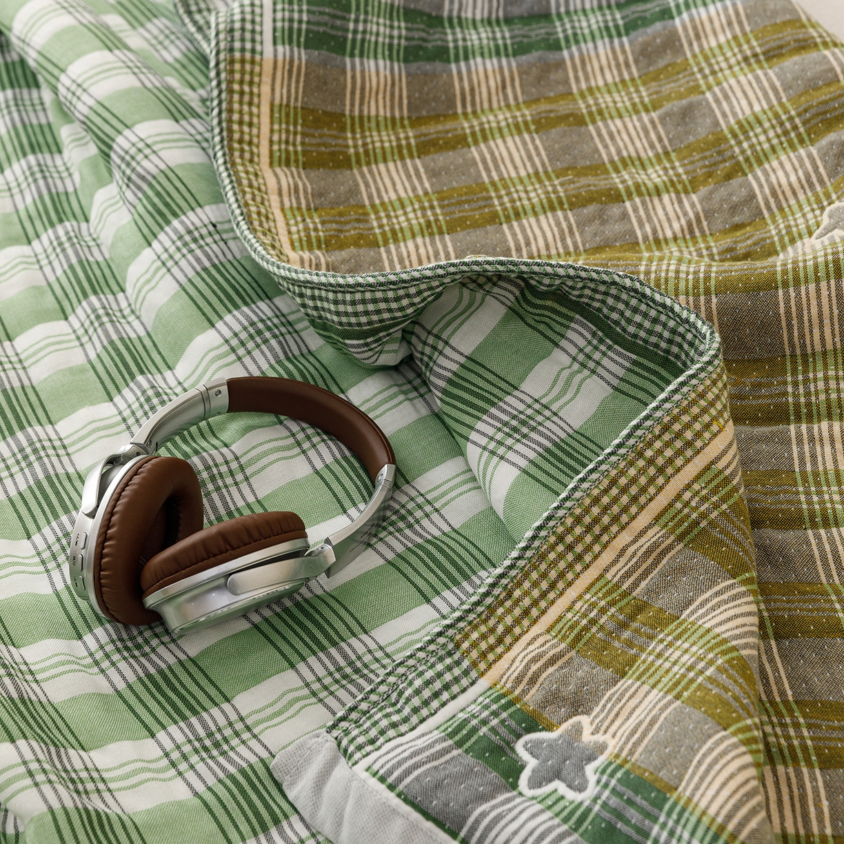 91家纺网 家纺一手货源 找家纺 朴尔家纺-毛巾被 2026新品十层轻肤纯棉云朵棉色织提花纱布泡芙被毛巾被 气球卡皮-绿