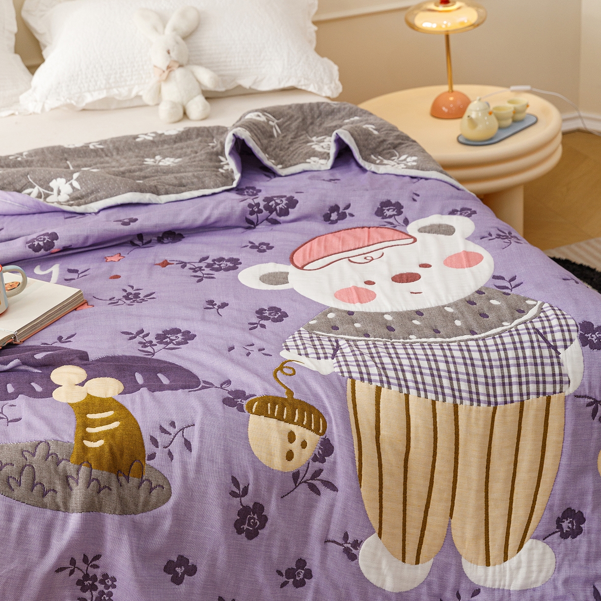 91家纺网 家纺一手货源 找家纺 朴尔家纺-毛巾被 2026新品十层轻肤纯棉云朵棉色织提花纱布泡芙被毛巾被 花园坚果熊-紫