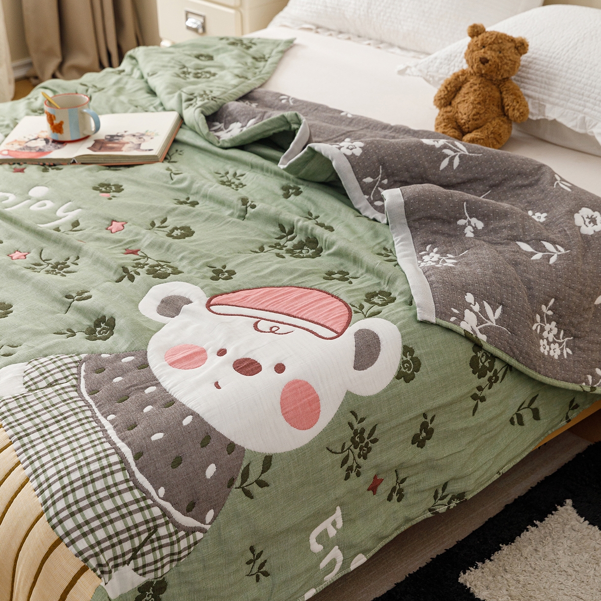 91家纺网 家纺一手货源 找家纺 朴尔家纺-毛巾被 2026新品十层轻肤纯棉云朵棉色织提花纱布泡芙被毛巾被 花园坚果熊-绿