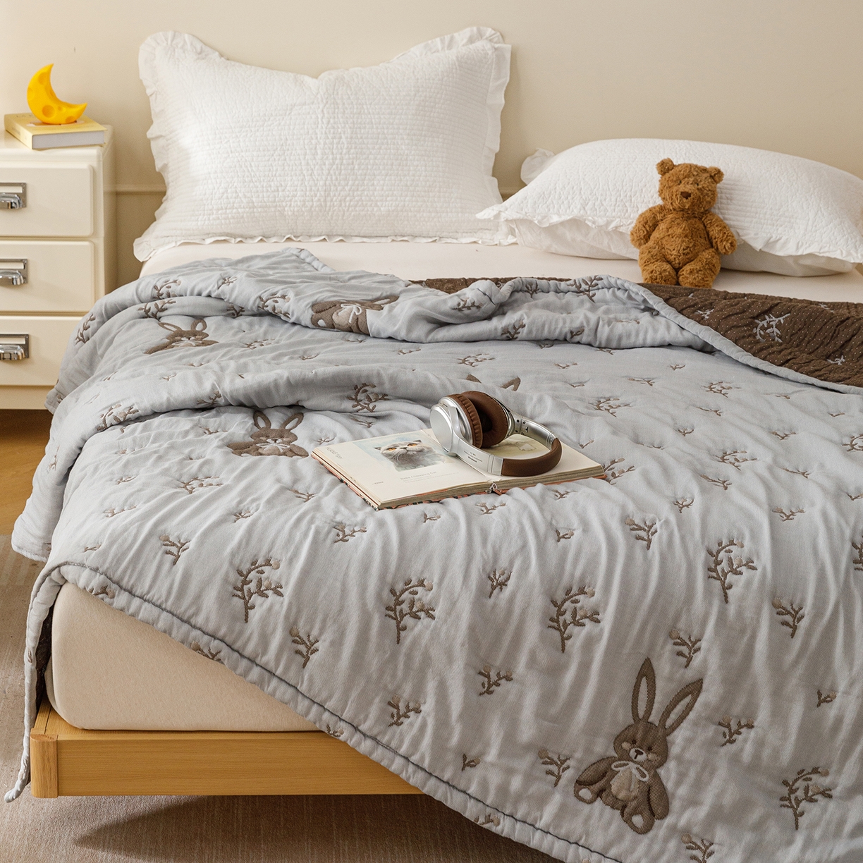 91家纺网 家纺一手货源 找家纺 朴尔家纺-毛巾被 2026新品十层轻肤纯棉云朵棉色织提花纱布泡芙被毛巾被 花枝兔