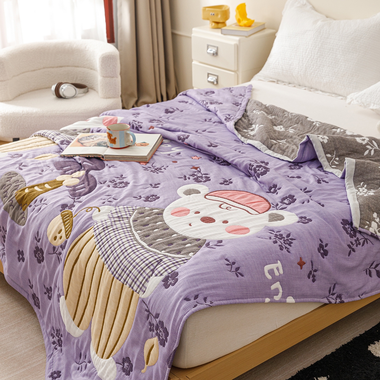 91家纺网 家纺一手货源 找家纺 朴尔家纺-毛巾被 2026新品十层轻肤纯棉云朵棉色织提花纱布泡芙被毛巾被 花园坚果熊-紫