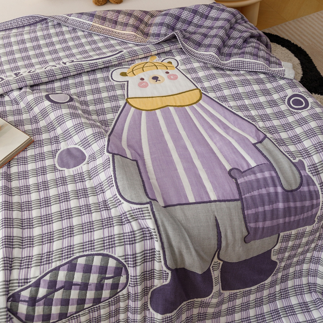 91家纺网 家纺一手货源 找家纺 朴尔家纺-毛巾被 2026新品十层轻肤纯棉云朵棉色织提花纱布泡芙被毛巾被 贝尔熊-紫