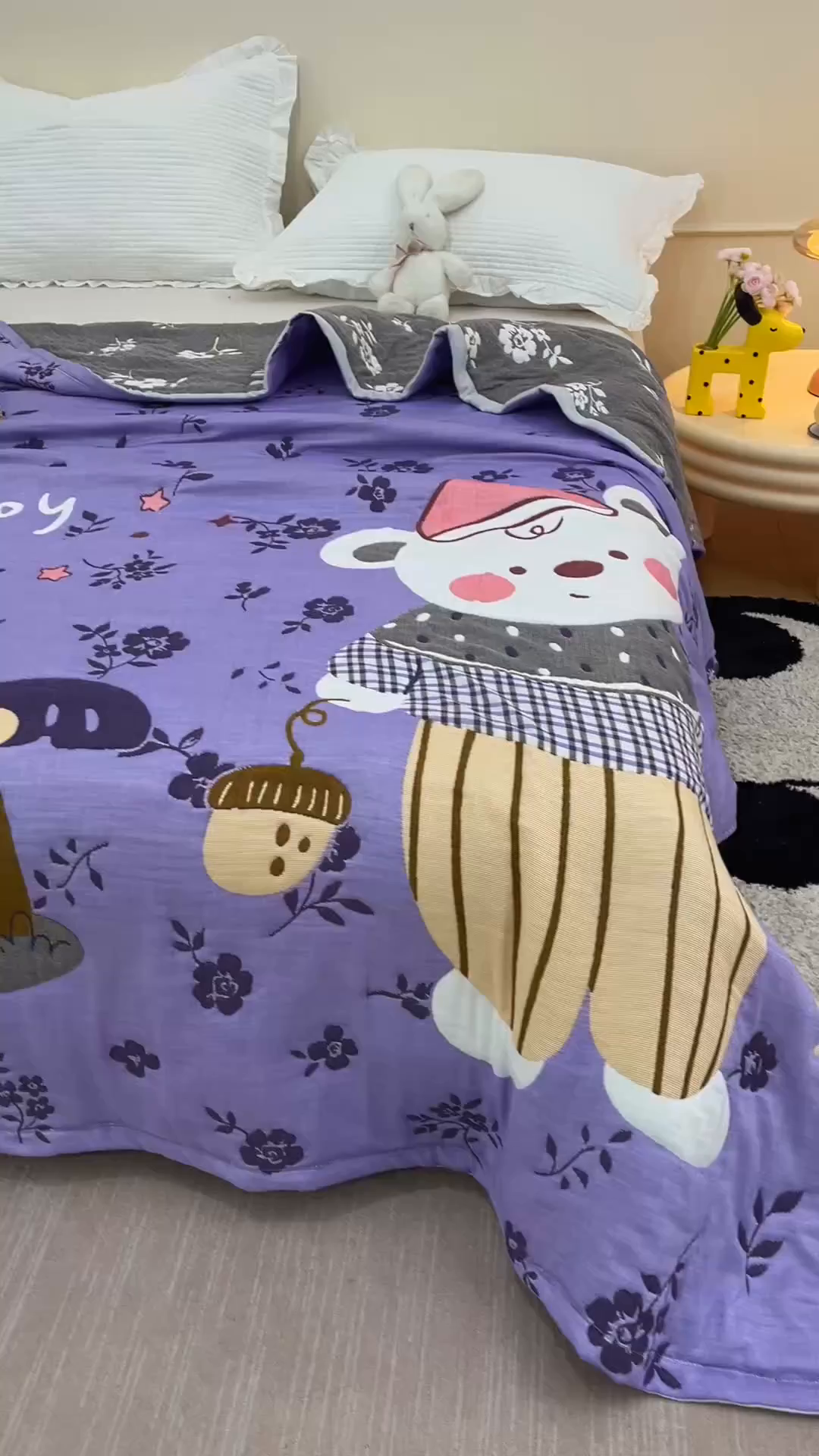 91家纺网 家纺一手货源 找家纺 朴尔家纺-毛巾被 2026新品十层轻肤纯棉云朵棉色织提花纱布泡芙被毛巾被 花园坚果熊-紫