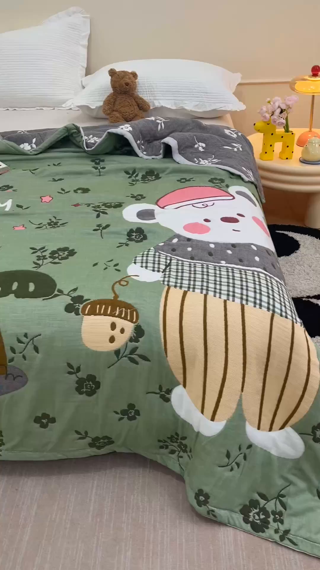 91家纺网 家纺一手货源 找家纺 朴尔家纺-毛巾被 2026新品十层轻肤纯棉云朵棉色织提花纱布泡芙被毛巾被 花园坚果熊-绿