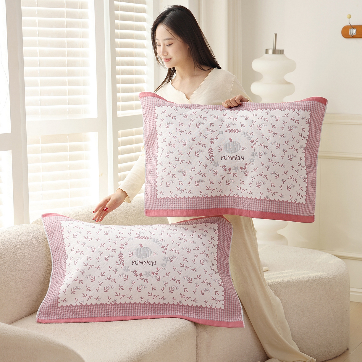 91家纺网 家纺一手货源 找家纺 朴尔家纺-毛巾被 2026新品小清新纯棉色织高密多层纱布枕巾 花韵南瓜-粉