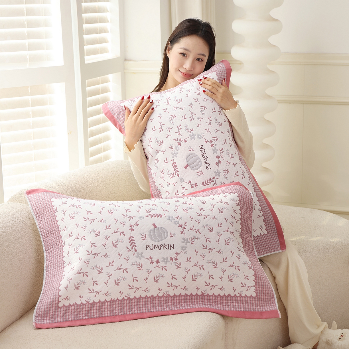 91家纺网 家纺一手货源 找家纺 朴尔家纺-毛巾被 2026新品小清新纯棉色织高密多层纱布枕巾 花韵南瓜-粉