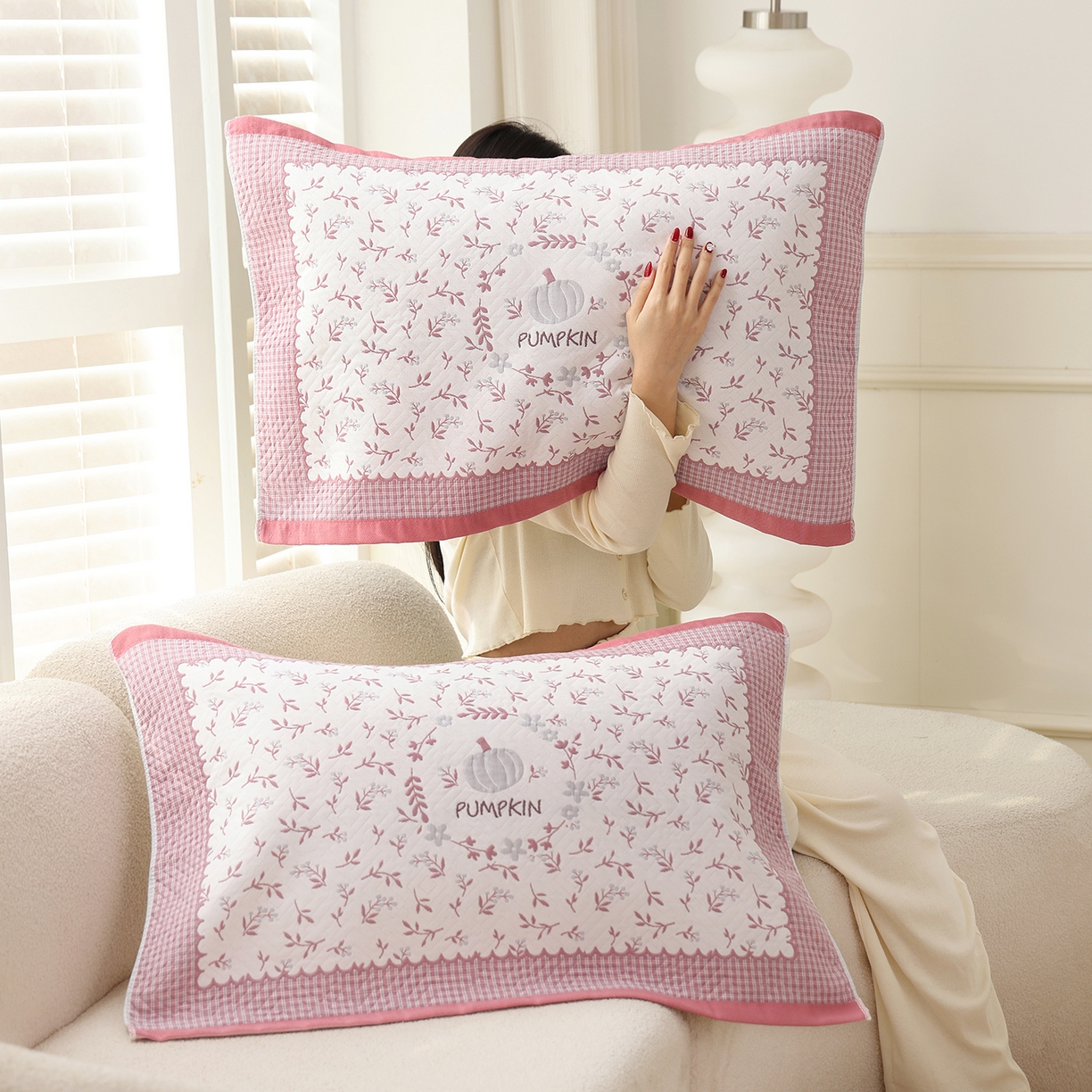 91家纺网 家纺一手货源 找家纺 朴尔家纺-毛巾被 2026新品小清新纯棉色织高密多层纱布枕巾 花韵南瓜-粉