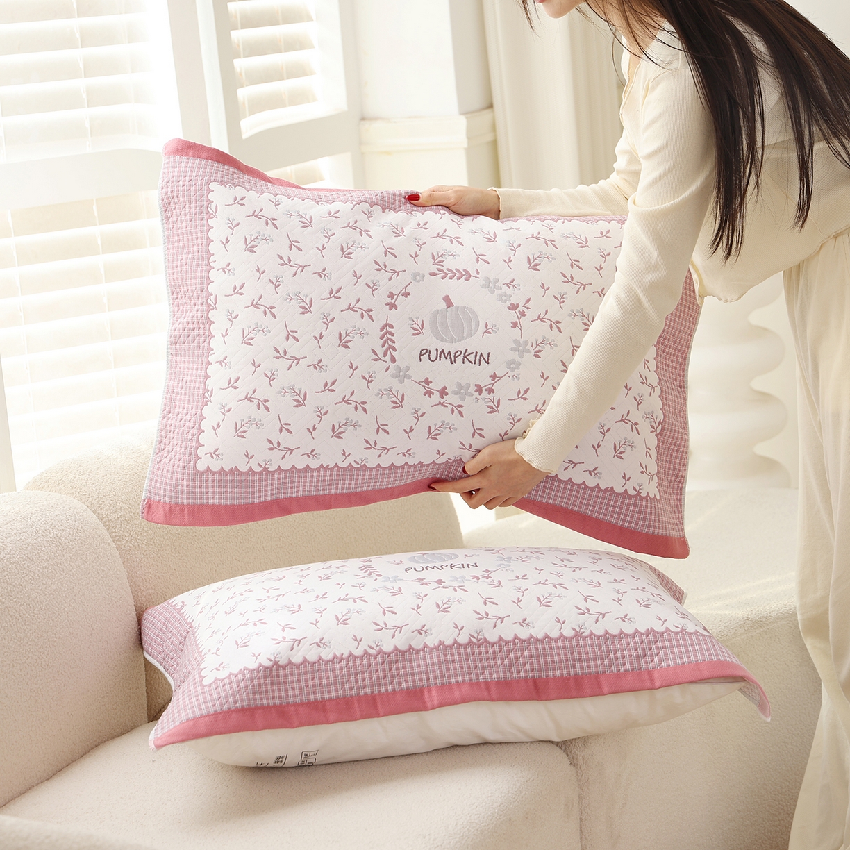 91家纺网 家纺一手货源 找家纺 朴尔家纺-毛巾被 2026新品小清新纯棉色织高密多层纱布枕巾 花韵南瓜-粉