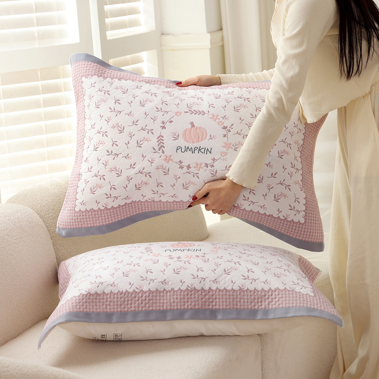 91家纺网 家纺一手货源 找家纺 朴尔家纺-毛巾被 2026新品小清新纯棉色织高密多层纱布枕巾 花韵南瓜-灰