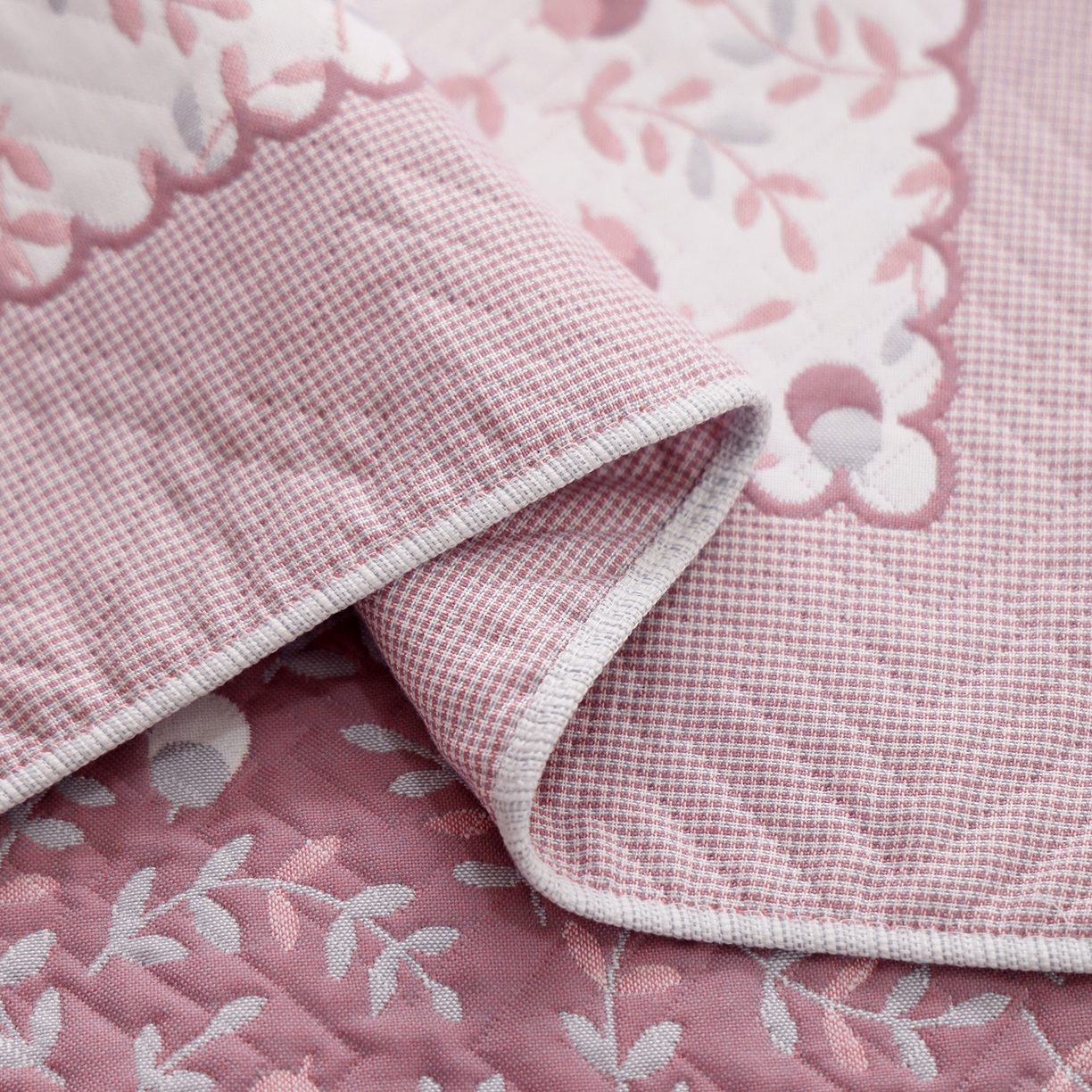 91家纺网 家纺一手货源 找家纺 朴尔家纺-毛巾被 2026新品小清新纯棉色织高密多层纱布枕巾 恋恋榛果-粉