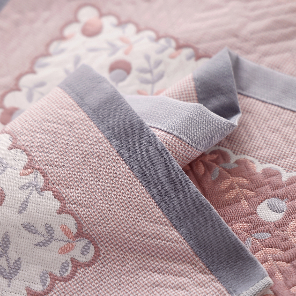 91家纺网 家纺一手货源 找家纺 朴尔家纺-毛巾被 2026新品小清新纯棉色织高密多层纱布枕巾 恋恋榛果-灰