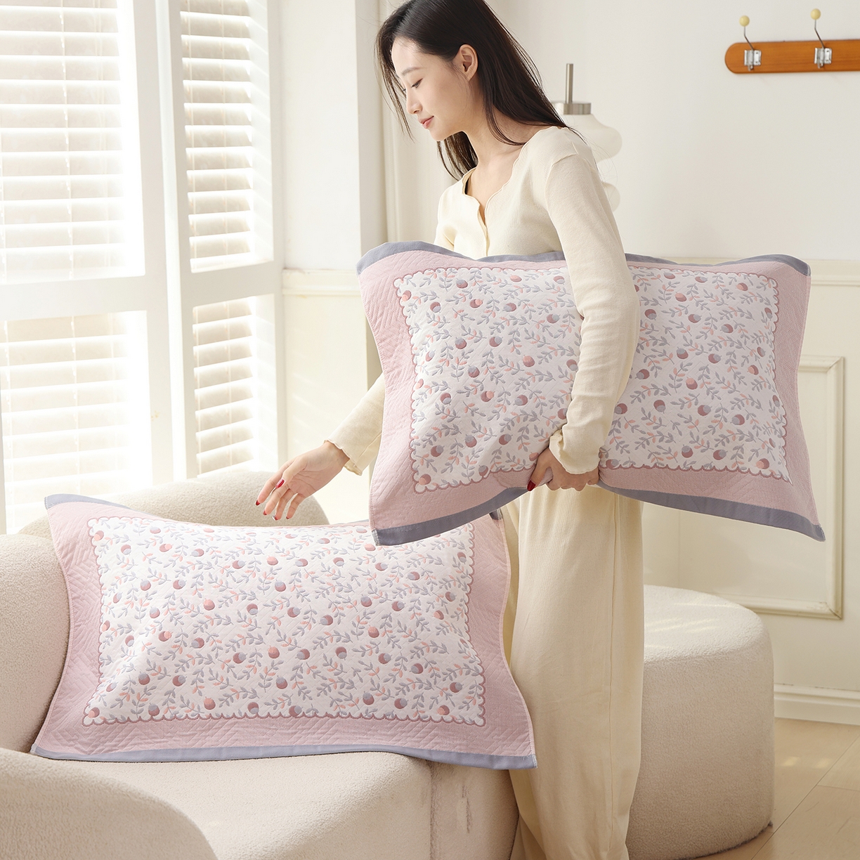 91家纺网 家纺一手货源 找家纺 朴尔家纺-毛巾被 2026新品小清新纯棉色织高密多层纱布枕巾 恋恋榛果-灰