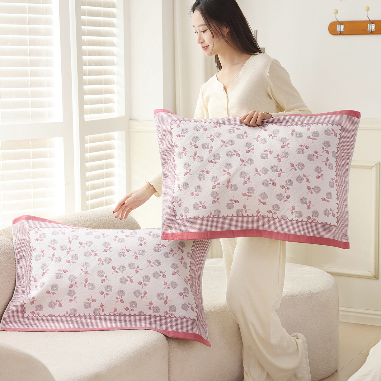 91家纺网 家纺一手货源 找家纺 朴尔家纺-毛巾被 2026新品小清新纯棉色织高密多层纱布枕巾 漫漫蔷薇-粉