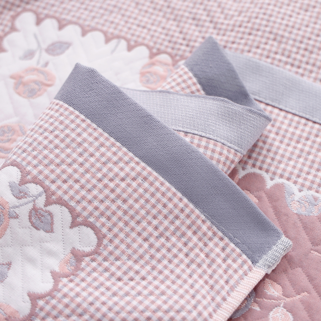 91家纺网 家纺一手货源 找家纺 朴尔家纺-毛巾被 2026新品小清新纯棉色织高密多层纱布枕巾 漫漫蔷薇-灰