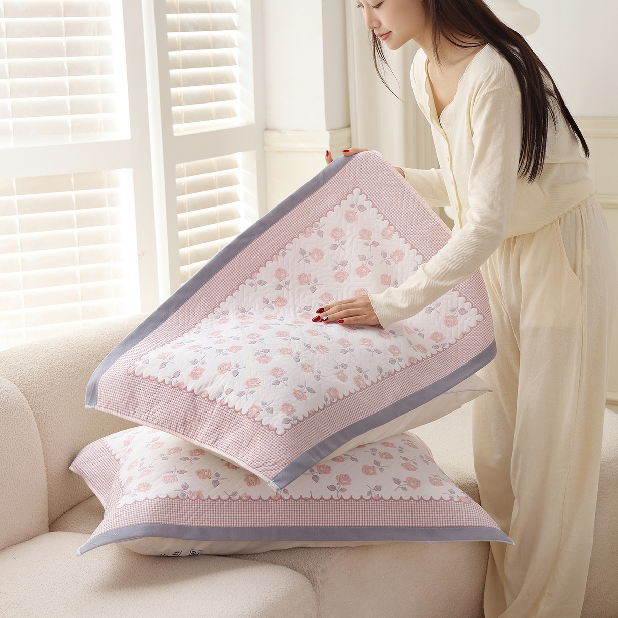 91家纺网 家纺一手货源 找家纺 朴尔家纺-毛巾被 2026新品小清新纯棉色织高密多层纱布枕巾 漫漫蔷薇-灰