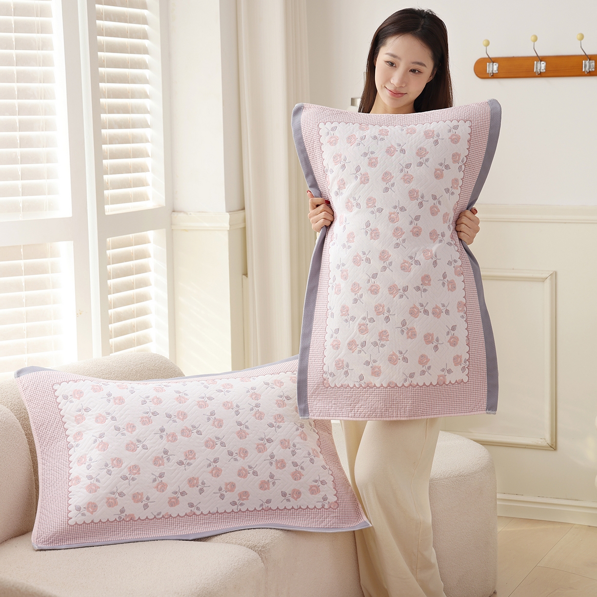 91家纺网 家纺一手货源 找家纺 朴尔家纺-毛巾被 2026新品小清新纯棉色织高密多层纱布枕巾 漫漫蔷薇-灰