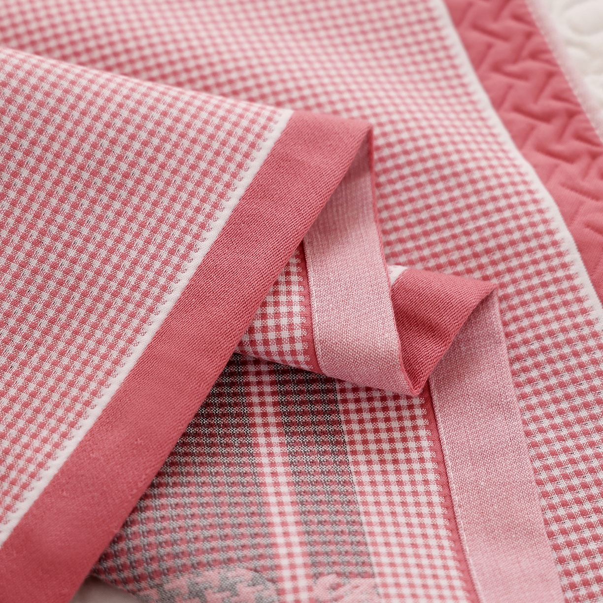 91家纺网 家纺一手货源 找家纺 朴尔家纺-毛巾被 2026新品小清新纯棉色织高密多层纱布枕巾 千鸟长耳兔-粉