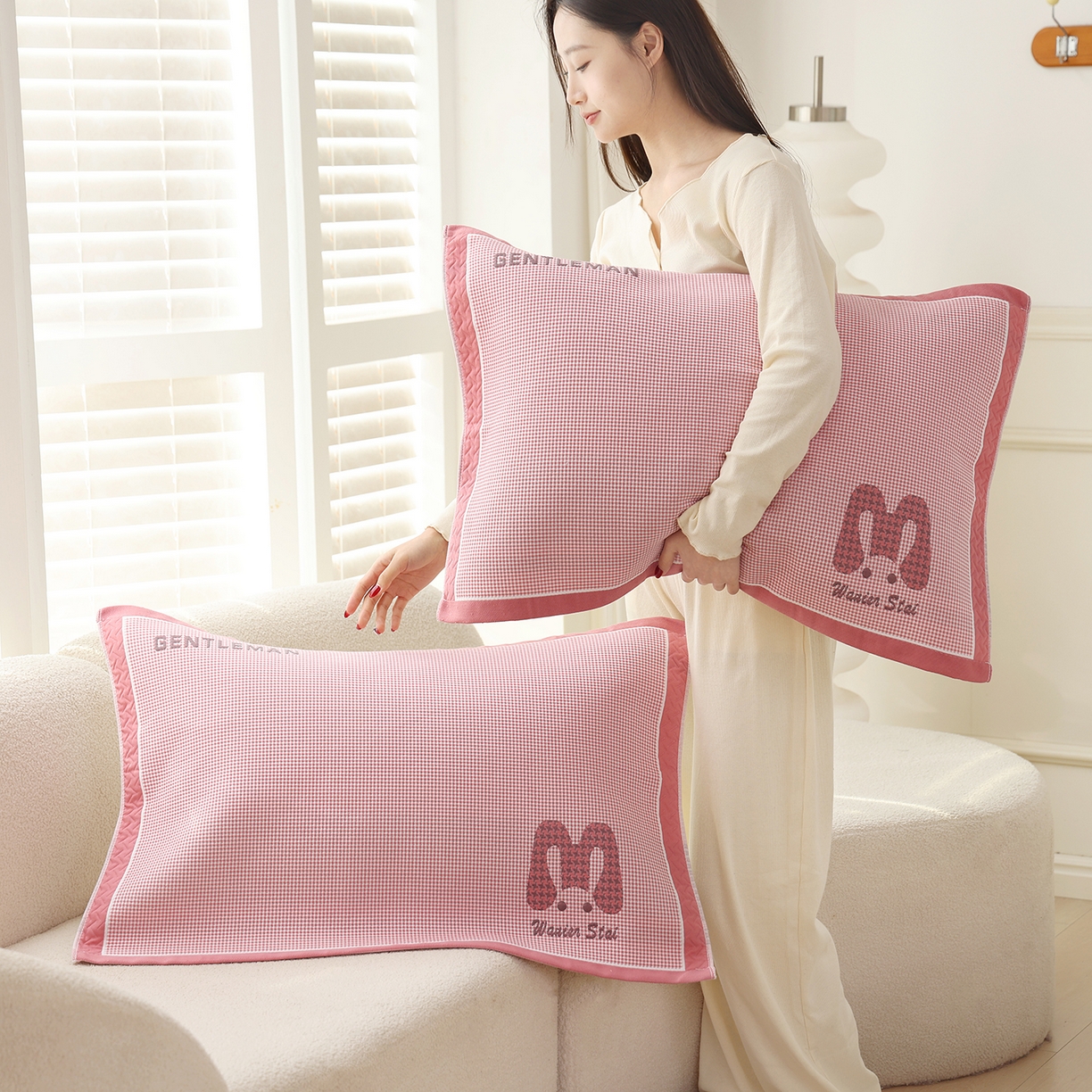 91家纺网 家纺一手货源 找家纺 朴尔家纺-毛巾被 2026新品小清新纯棉色织高密多层纱布枕巾 千鸟长耳兔-粉