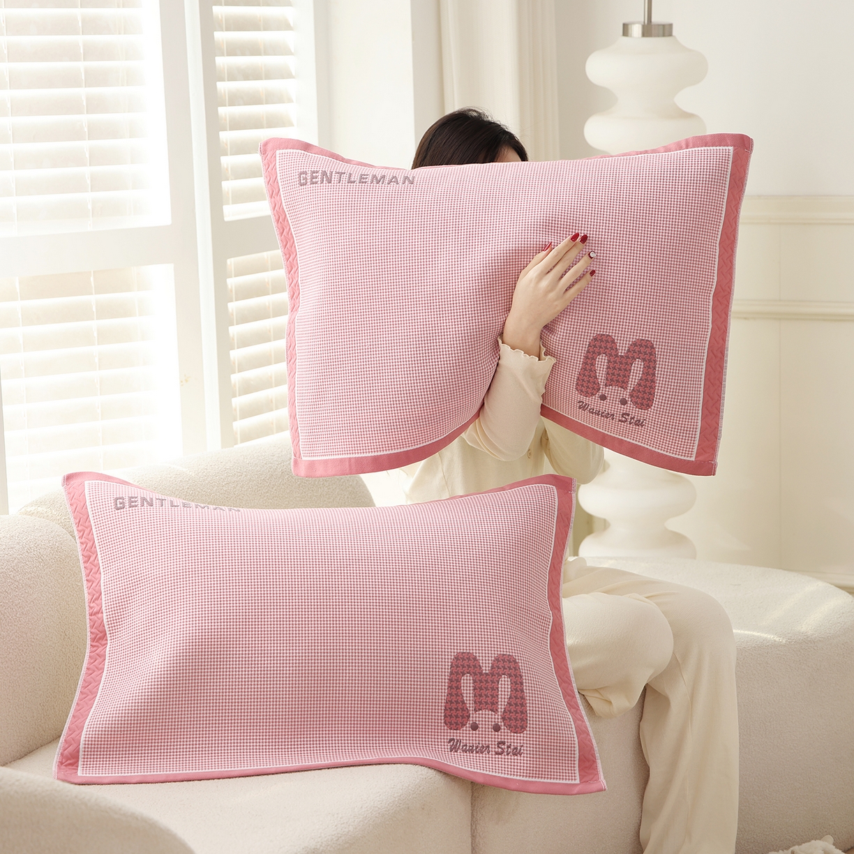 91家纺网 家纺一手货源 找家纺 朴尔家纺-毛巾被 2026新品小清新纯棉色织高密多层纱布枕巾 千鸟长耳兔-粉