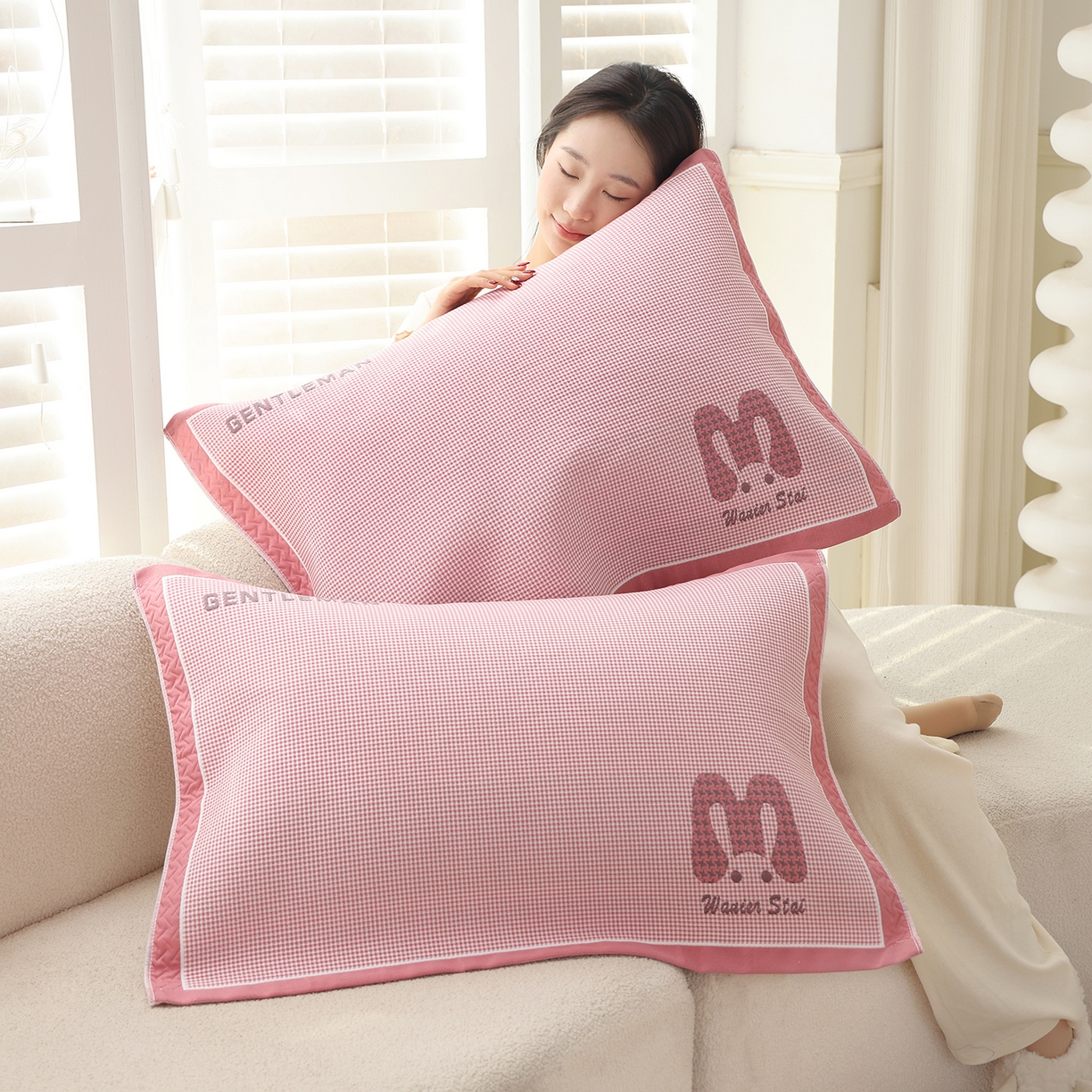 91家纺网 家纺一手货源 找家纺 朴尔家纺-毛巾被 2026新品小清新纯棉色织高密多层纱布枕巾 千鸟长耳兔-粉