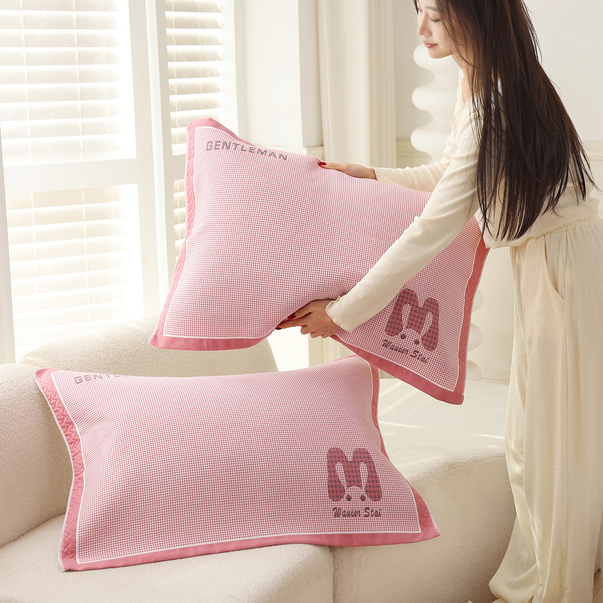 91家纺网 家纺一手货源 找家纺 朴尔家纺-毛巾被 2026新品小清新纯棉色织高密多层纱布枕巾 千鸟长耳兔-粉