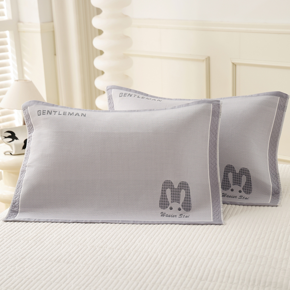 91家纺网 家纺一手货源 找家纺 朴尔家纺-毛巾被 2026新品小清新纯棉色织高密多层纱布枕巾 千鸟长耳兔-灰