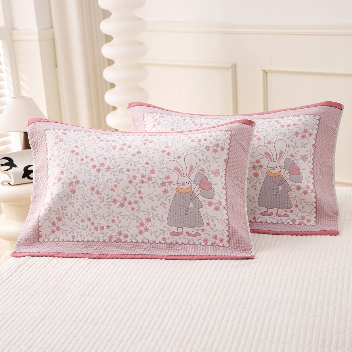 91家纺网 家纺一手货源 找家纺 朴尔家纺-毛巾被 2026新品小清新纯棉色织高密多层纱布枕巾 幸福时光-粉