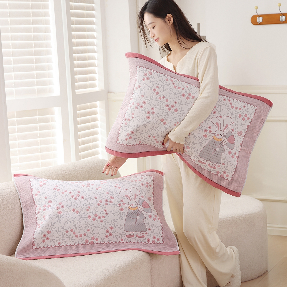 91家纺网 家纺一手货源 找家纺 朴尔家纺-毛巾被 2026新品小清新纯棉色织高密多层纱布枕巾 幸福时光-粉