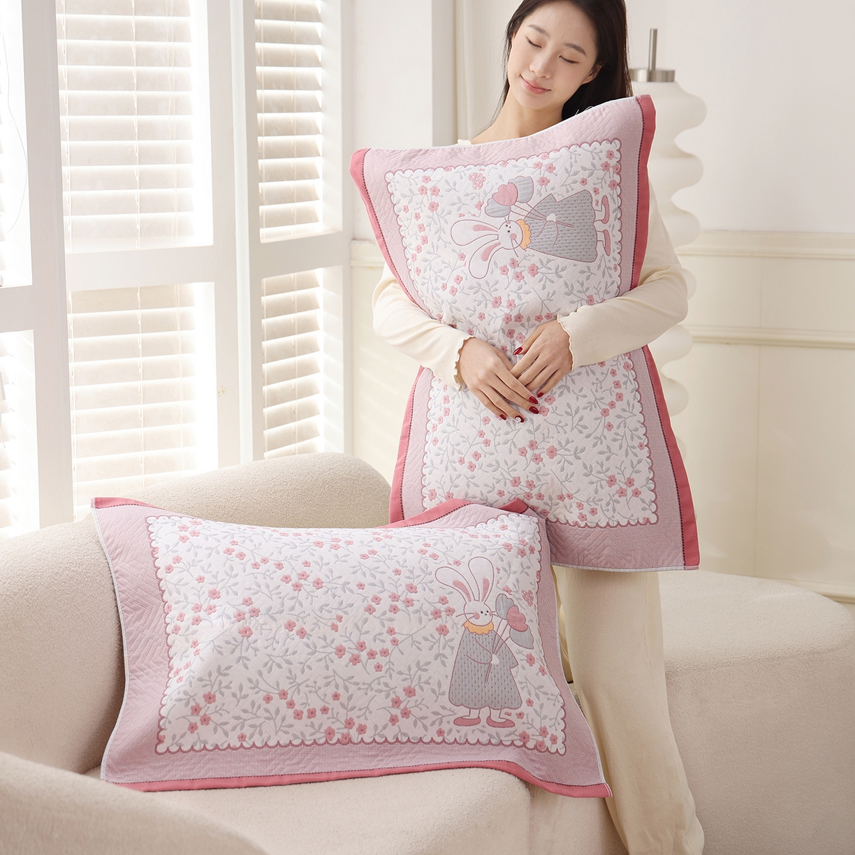 91家纺网 家纺一手货源 找家纺 朴尔家纺-毛巾被 2026新品小清新纯棉色织高密多层纱布枕巾 幸福时光-粉