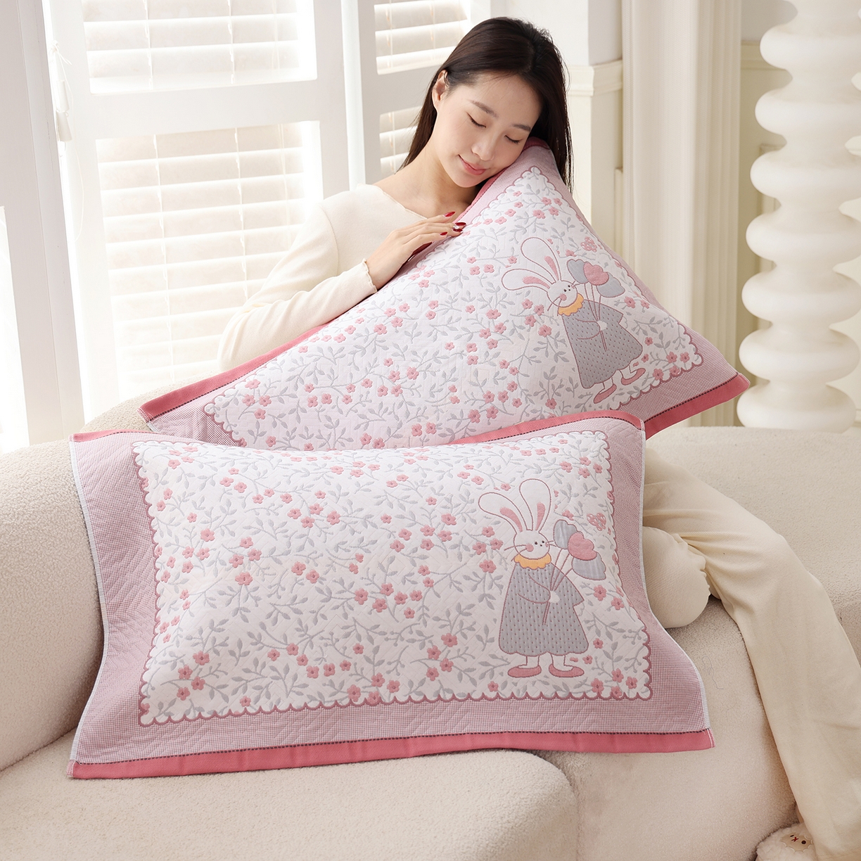 91家纺网 家纺一手货源 找家纺 朴尔家纺-毛巾被 2026新品小清新纯棉色织高密多层纱布枕巾 幸福时光-粉