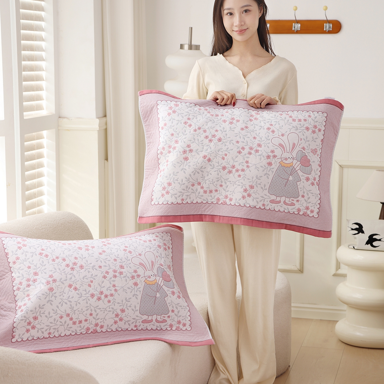 91家纺网 家纺一手货源 找家纺 朴尔家纺-毛巾被 2026新品小清新纯棉色织高密多层纱布枕巾 幸福时光-粉