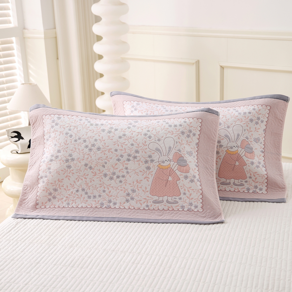 91家纺网 家纺一手货源 找家纺 朴尔家纺-毛巾被 2026新品小清新纯棉色织高密多层纱布枕巾 幸福时光-灰