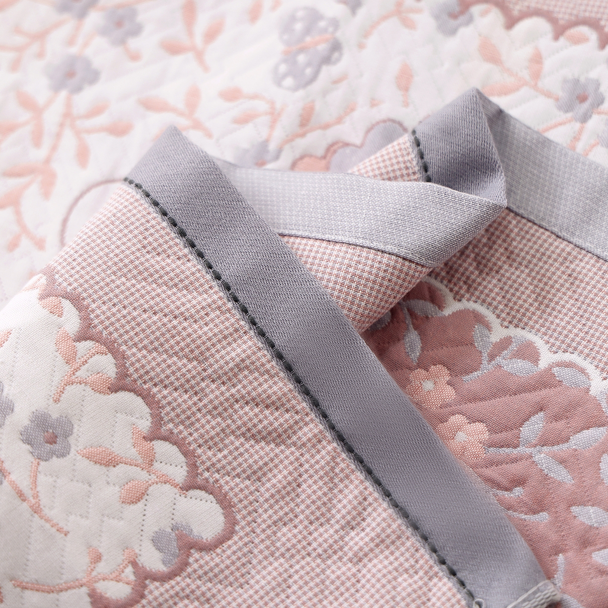 91家纺网 家纺一手货源 找家纺 朴尔家纺-毛巾被 2026新品小清新纯棉色织高密多层纱布枕巾 幸福时光-灰