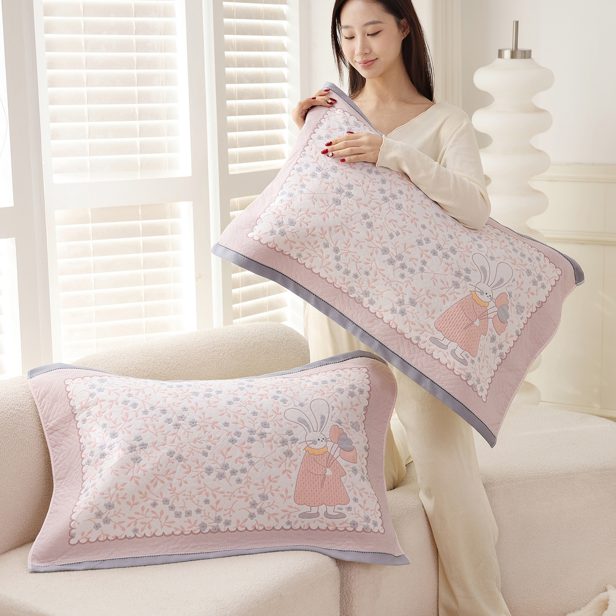 91家纺网 家纺一手货源 找家纺 朴尔家纺-毛巾被 2026新品小清新纯棉色织高密多层纱布枕巾 幸福时光-灰