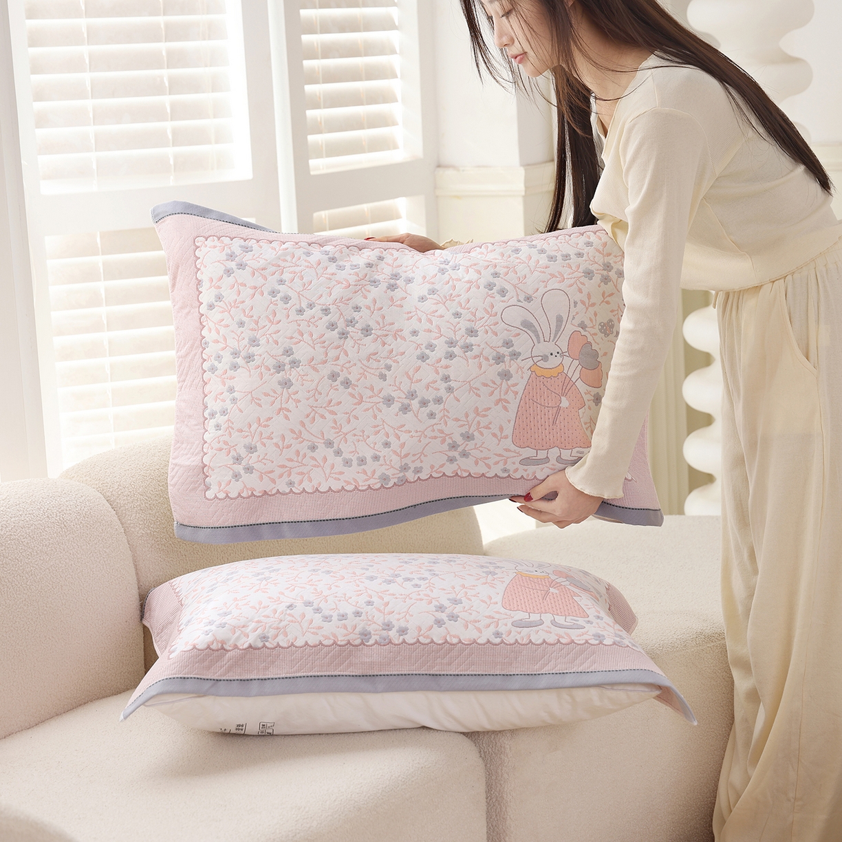 91家纺网 家纺一手货源 找家纺 朴尔家纺-毛巾被 2026新品小清新纯棉色织高密多层纱布枕巾 幸福时光-灰