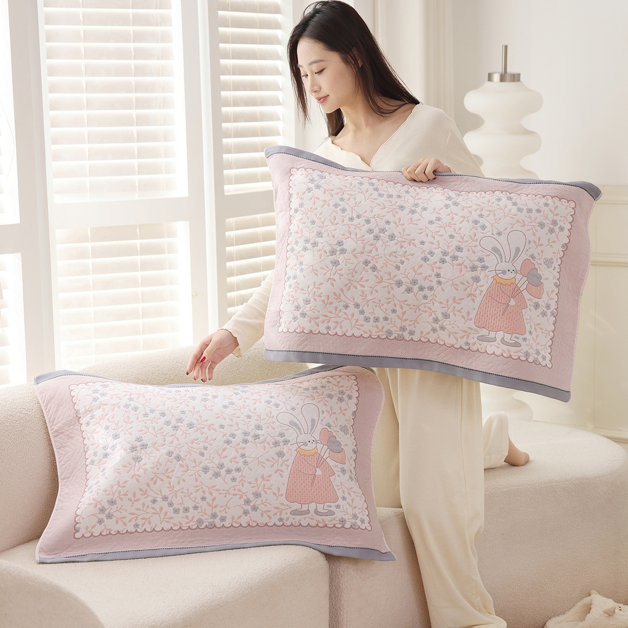 91家纺网 家纺一手货源 找家纺 朴尔家纺-毛巾被 2026新品小清新纯棉色织高密多层纱布枕巾 幸福时光-灰