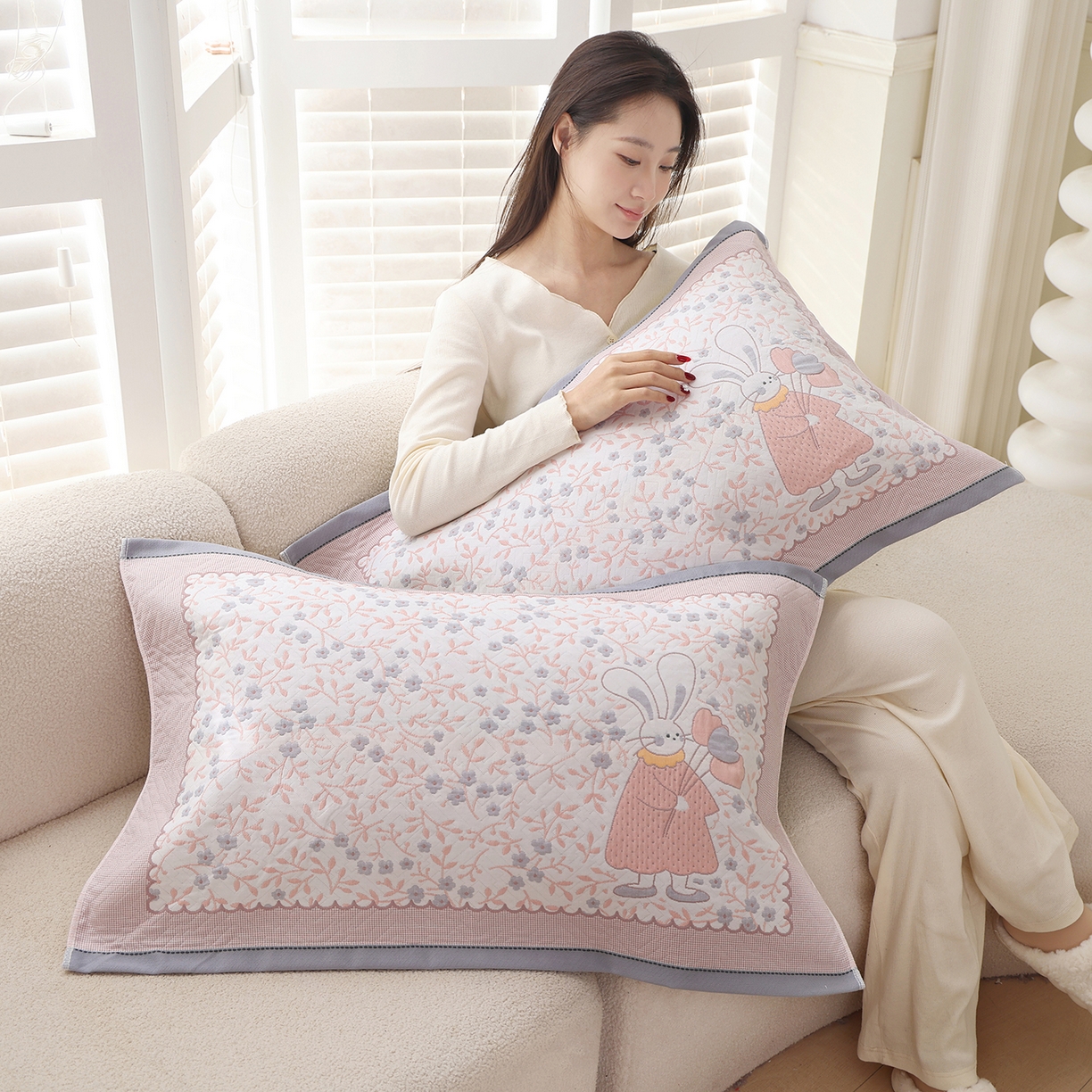 91家纺网 家纺一手货源 找家纺 朴尔家纺-毛巾被 2026新品小清新纯棉色织高密多层纱布枕巾 幸福时光-灰