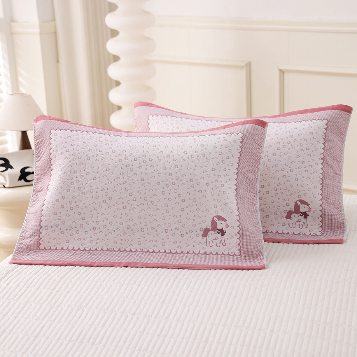 91家纺网 家纺一手货源 找家纺 朴尔家纺-毛巾被 2026新品小清新纯棉色织高密多层纱布枕巾 雪花萌马-粉