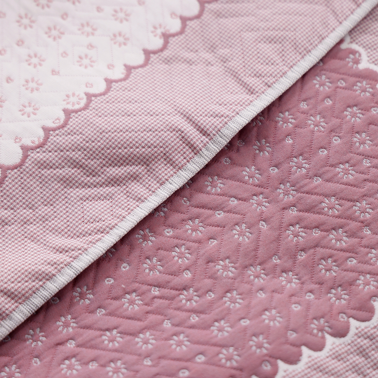 91家纺网 家纺一手货源 找家纺 朴尔家纺-毛巾被 2026新品小清新纯棉色织高密多层纱布枕巾 雪花萌马-粉