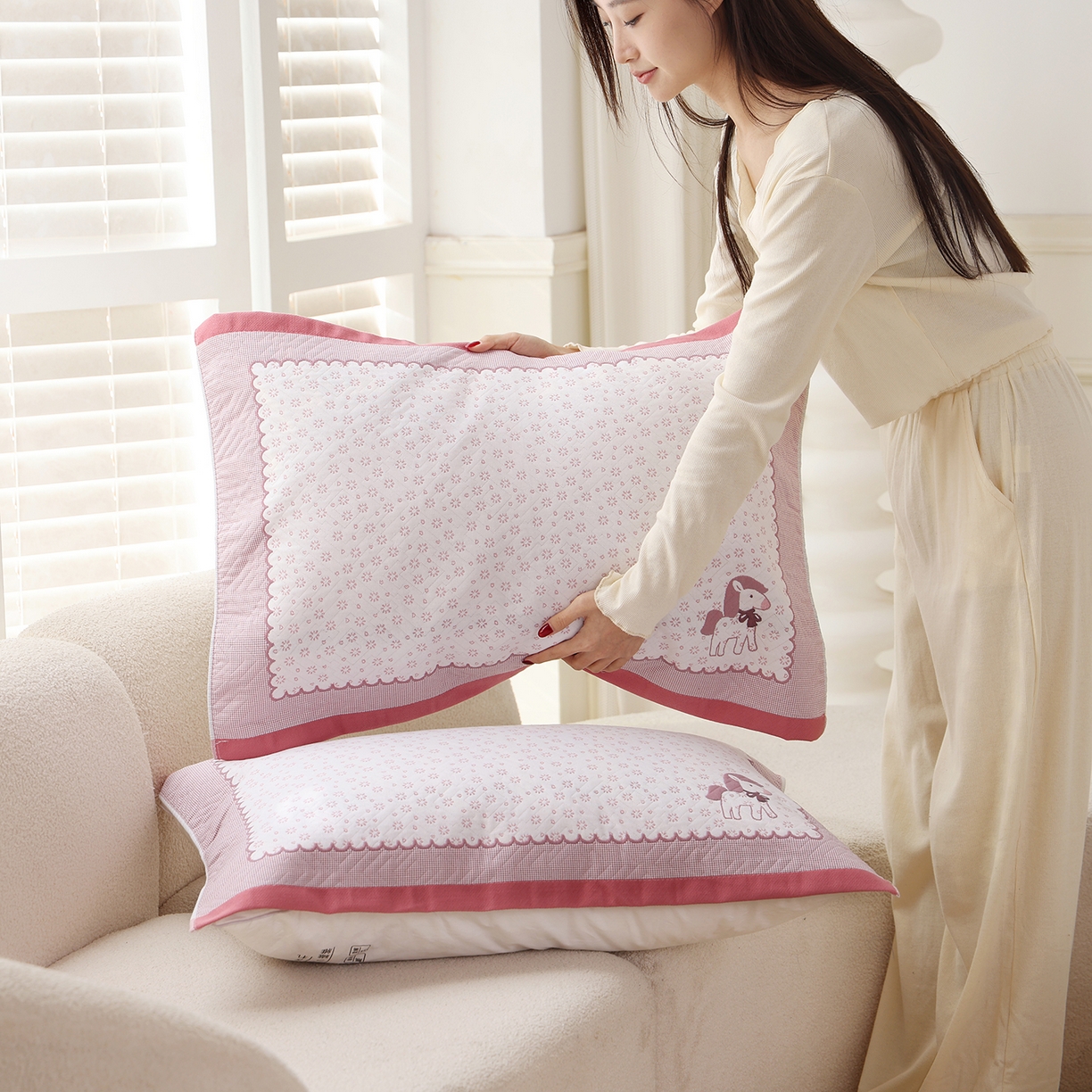 91家纺网 家纺一手货源 找家纺 朴尔家纺-毛巾被 2026新品小清新纯棉色织高密多层纱布枕巾 雪花萌马-粉