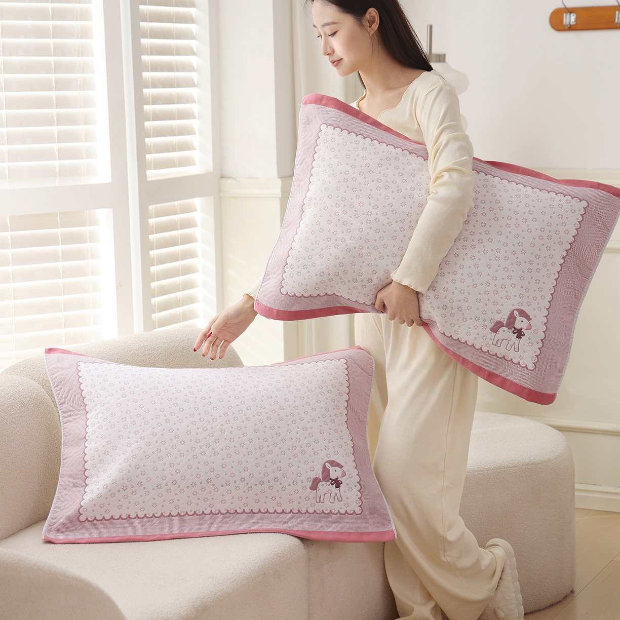 91家纺网 家纺一手货源 找家纺 朴尔家纺-毛巾被 2026新品小清新纯棉色织高密多层纱布枕巾 雪花萌马-粉