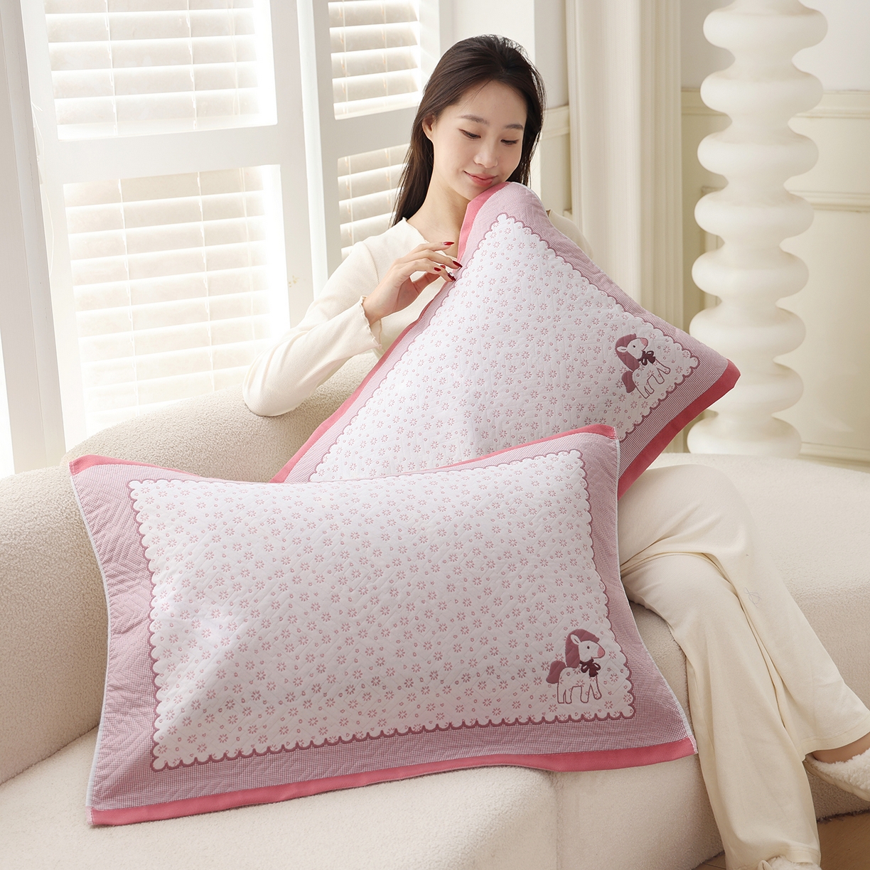 91家纺网 家纺一手货源 找家纺 朴尔家纺-毛巾被 2026新品小清新纯棉色织高密多层纱布枕巾 雪花萌马-粉