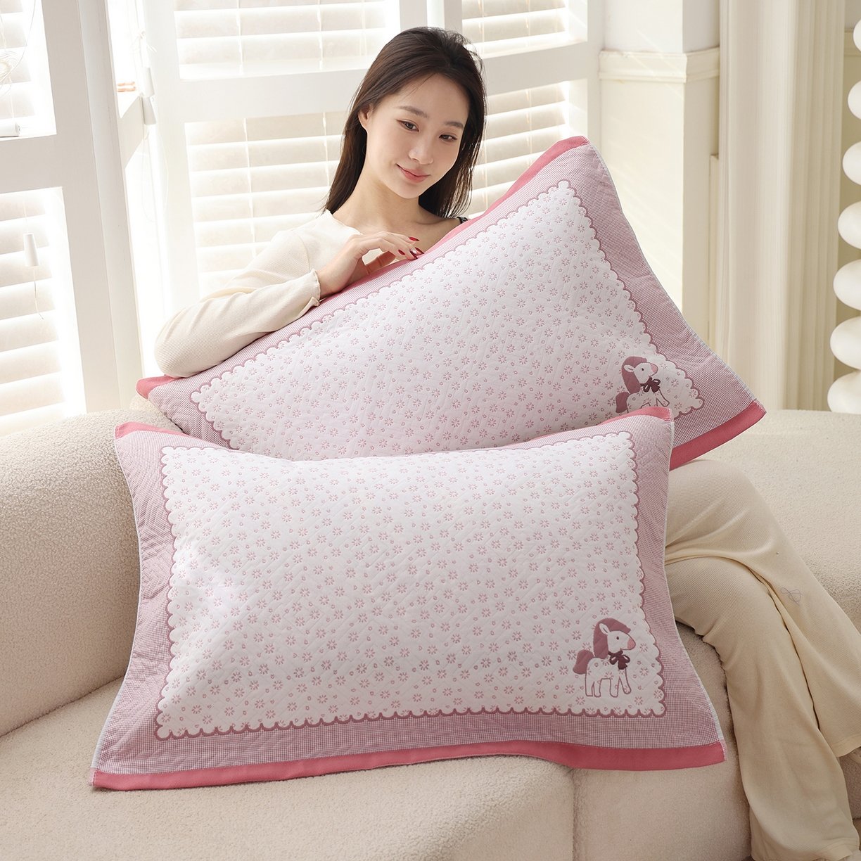 91家纺网 家纺一手货源 找家纺 朴尔家纺-毛巾被 2026新品小清新纯棉色织高密多层纱布枕巾 雪花萌马-粉