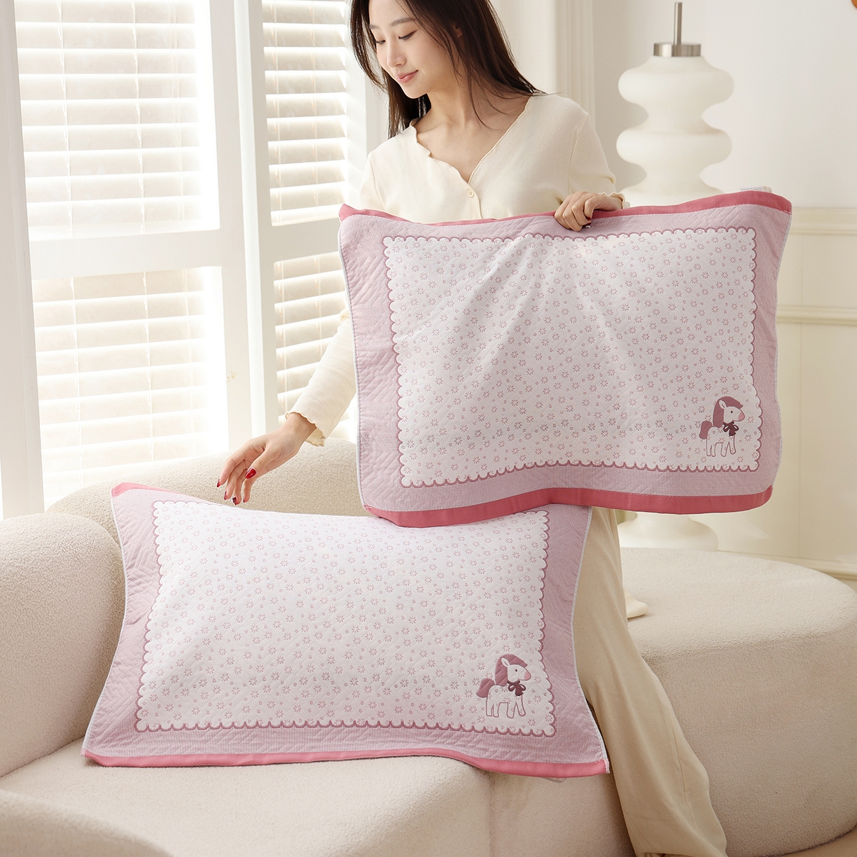 91家纺网 家纺一手货源 找家纺 朴尔家纺-毛巾被 2026新品小清新纯棉色织高密多层纱布枕巾 雪花萌马-粉