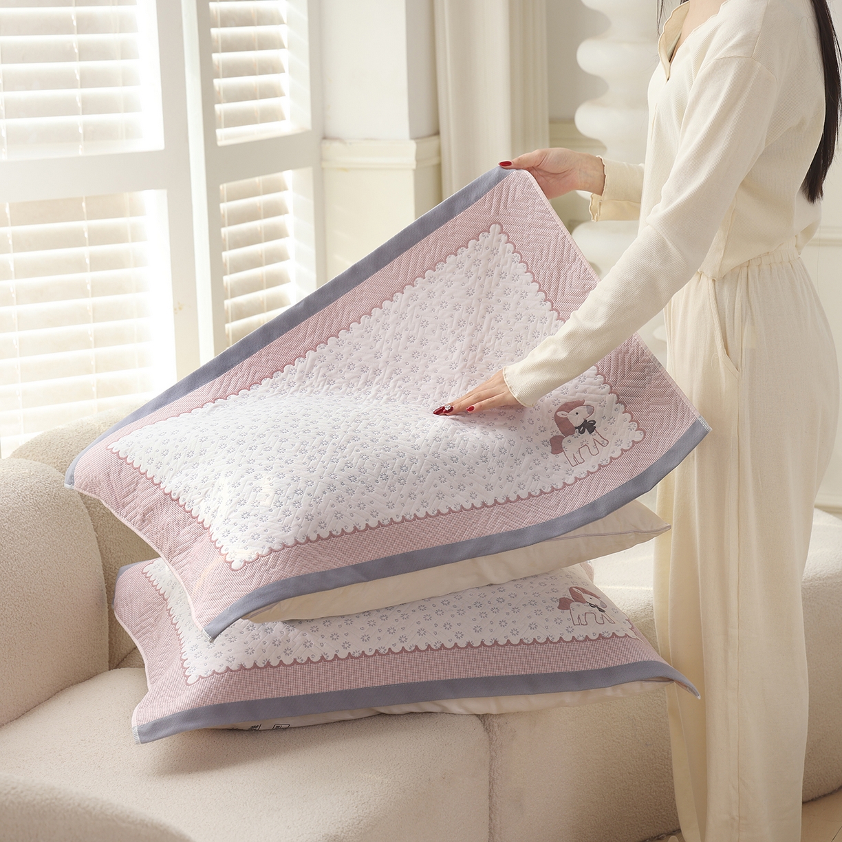 91家纺网 家纺一手货源 找家纺 朴尔家纺-毛巾被 2026新品小清新纯棉色织高密多层纱布枕巾 雪花萌马-灰