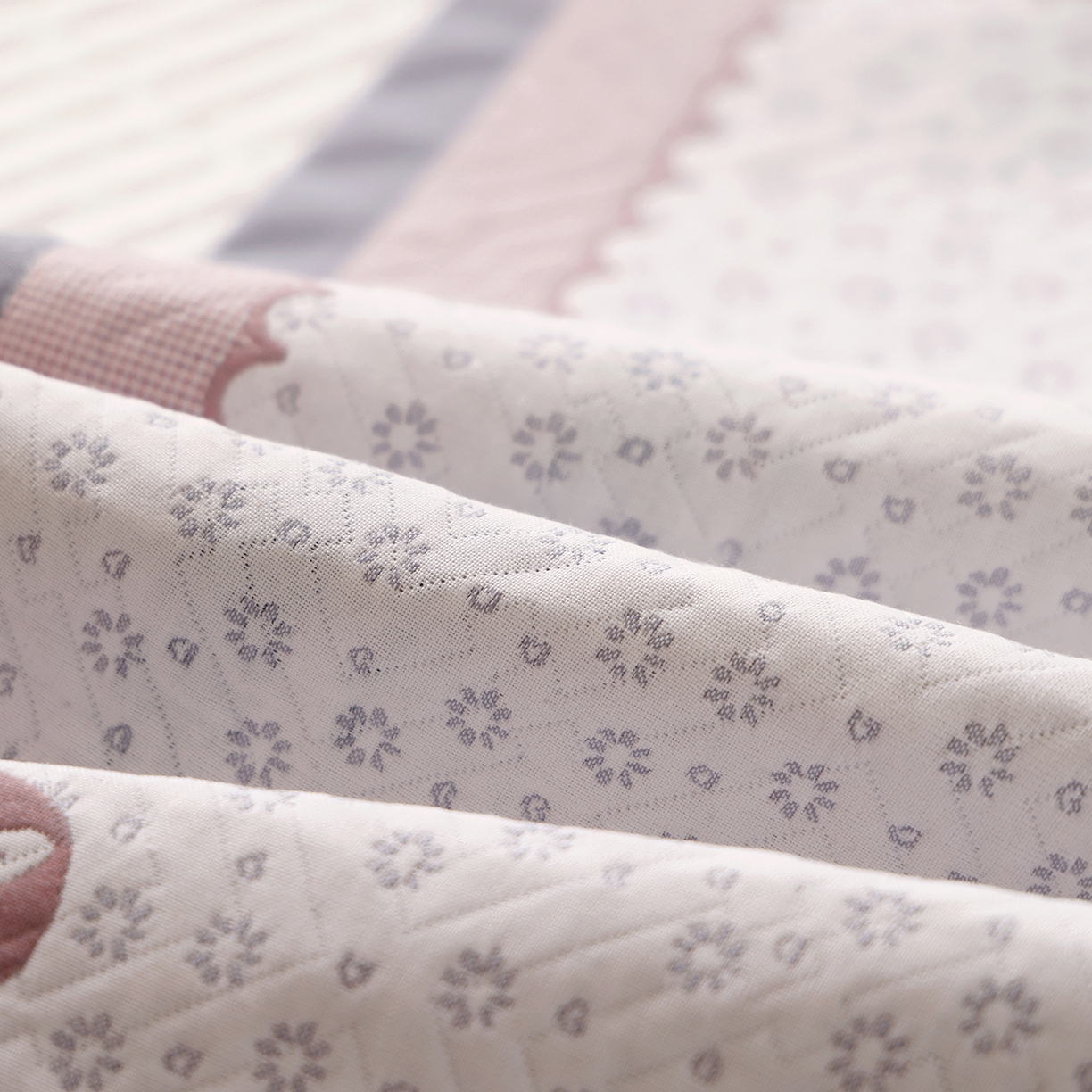 91家纺网 家纺一手货源 找家纺 朴尔家纺-毛巾被 2026新品小清新纯棉色织高密多层纱布枕巾 雪花萌马-灰