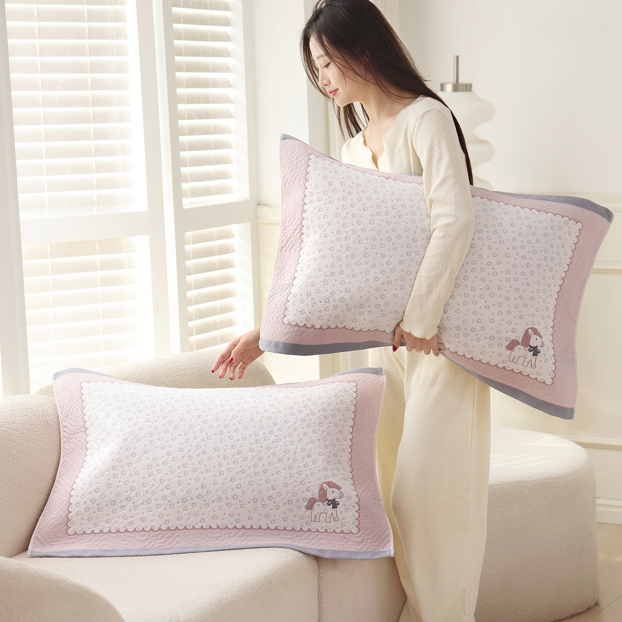 91家纺网 家纺一手货源 找家纺 朴尔家纺-毛巾被 2026新品小清新纯棉色织高密多层纱布枕巾 雪花萌马-灰