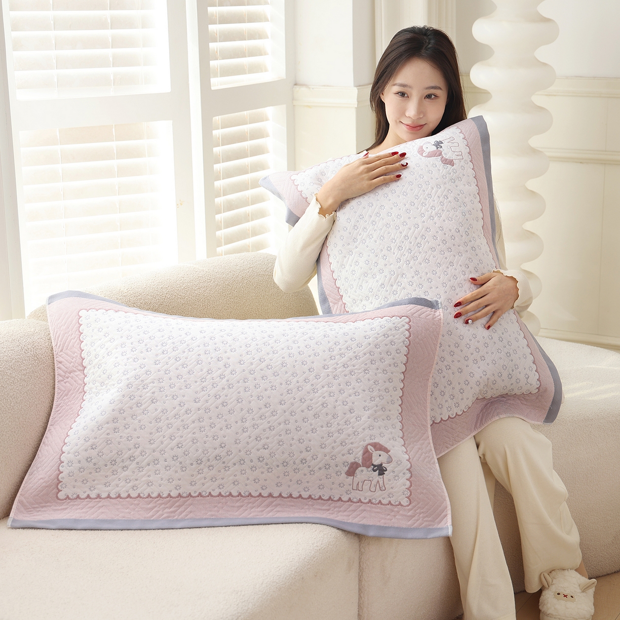 91家纺网 家纺一手货源 找家纺 朴尔家纺-毛巾被 2026新品小清新纯棉色织高密多层纱布枕巾 雪花萌马-灰