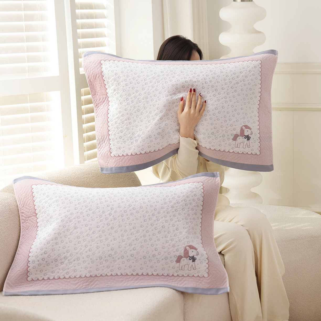 91家纺网 家纺一手货源 找家纺 朴尔家纺-毛巾被 2026新品小清新纯棉色织高密多层纱布枕巾 雪花萌马-灰