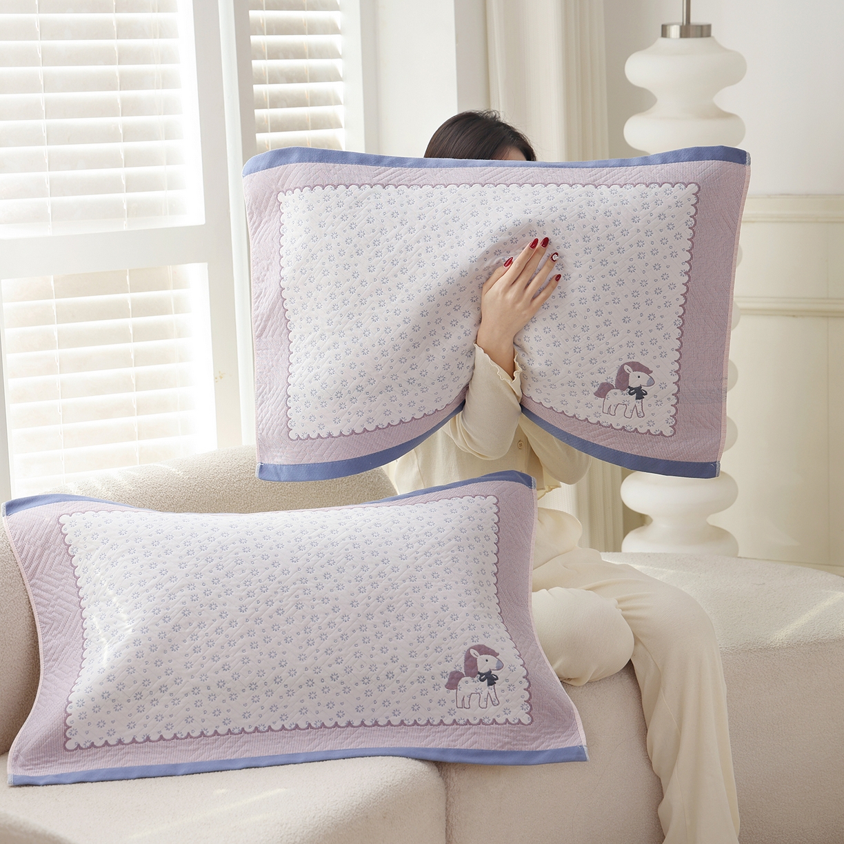 91家纺网 家纺一手货源 找家纺 朴尔家纺-毛巾被 2026新品小清新纯棉色织高密多层纱布枕巾 雪花萌马-蓝